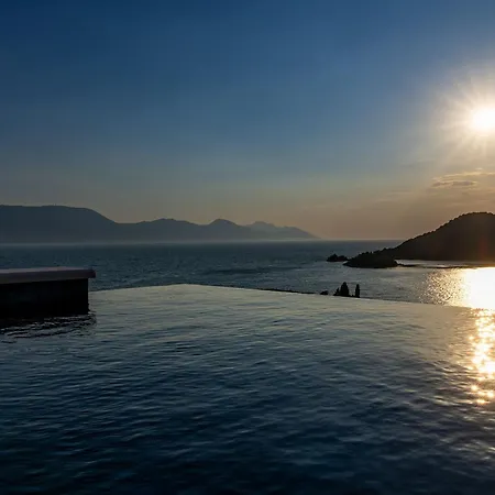 Mr&mrs Smith Villa