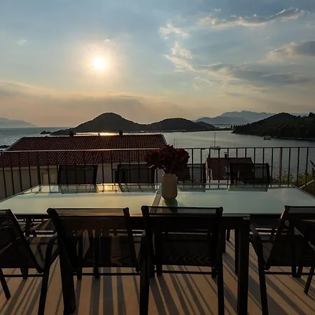 Mr&mrs Smith Villa